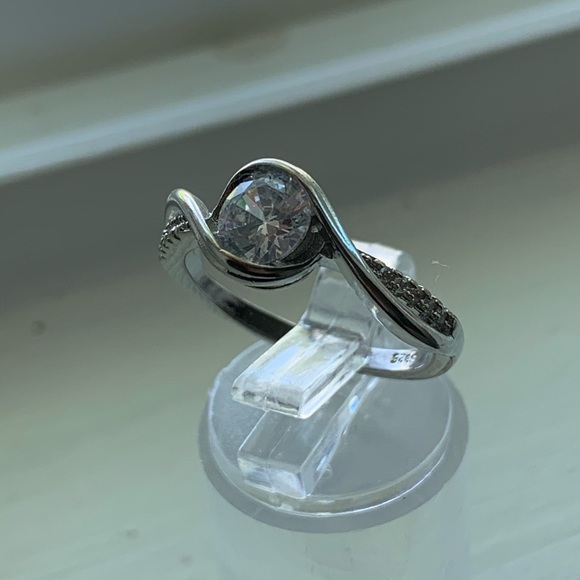 Classic Engagement Cubic Zircon Ring gorgeous - Picture 6 of 8